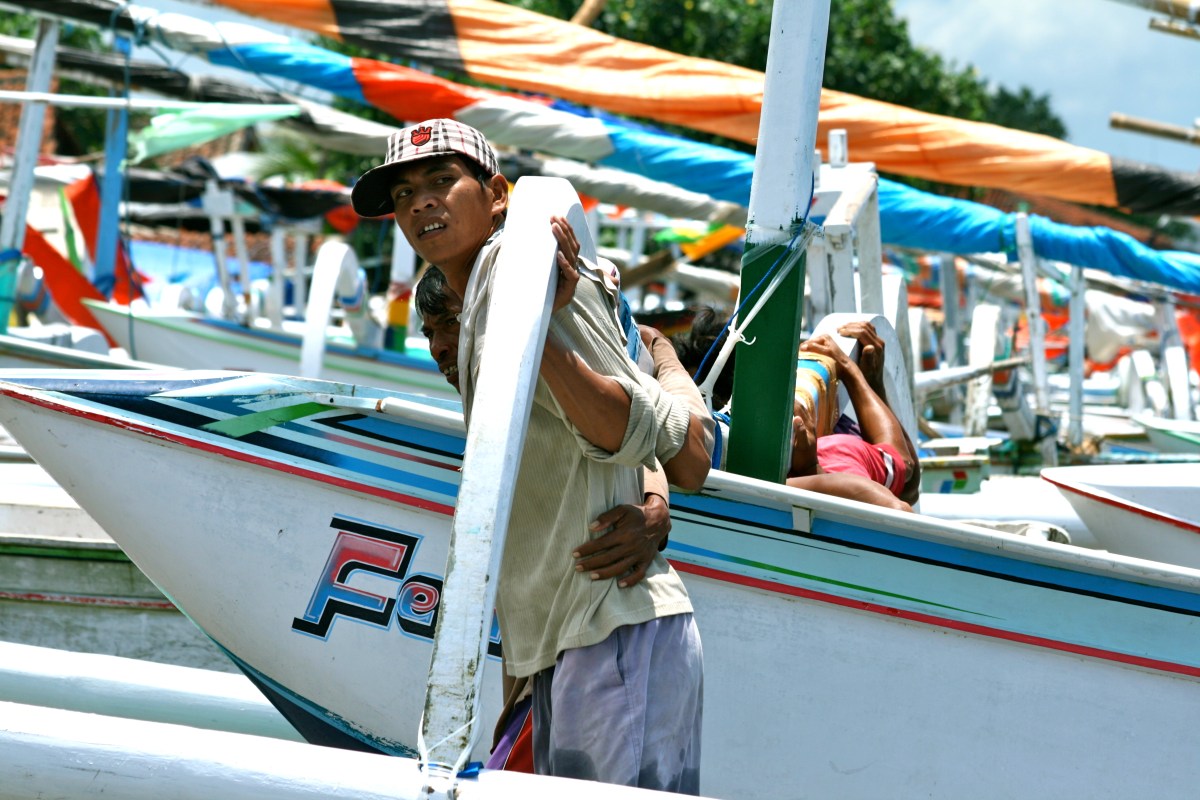Carrying the jukung lombok