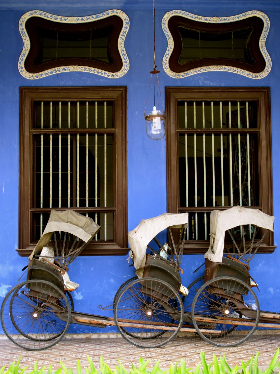 Antique rickshaws at Tze Mansion
