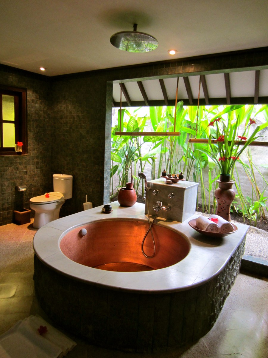 Bungalow Semi-Outdoor Bathroom